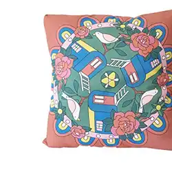 Une image de Le cadeau idéal pour la femme Scorpion : une housse de coussin chargée de symboles