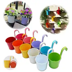 Une image de Des pots de fleurs en métal coloré pour une mère Lion